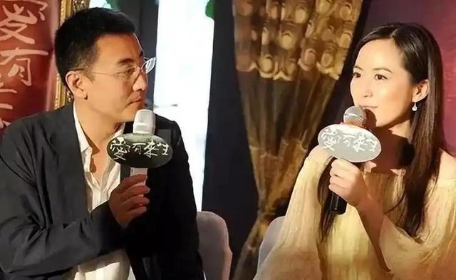 至今未婚未育，身边却有男人陪了近20年！54岁的她才是人间通透