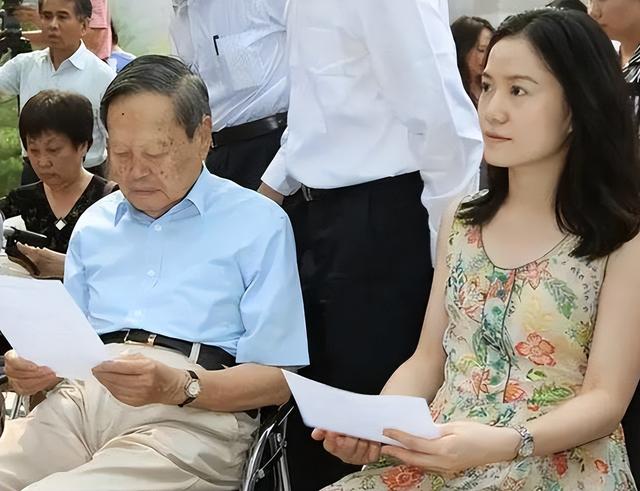 杨振宁追悼会曝光！墓外排百米长队，翁帆眼哭肿了，三子神情哀痛