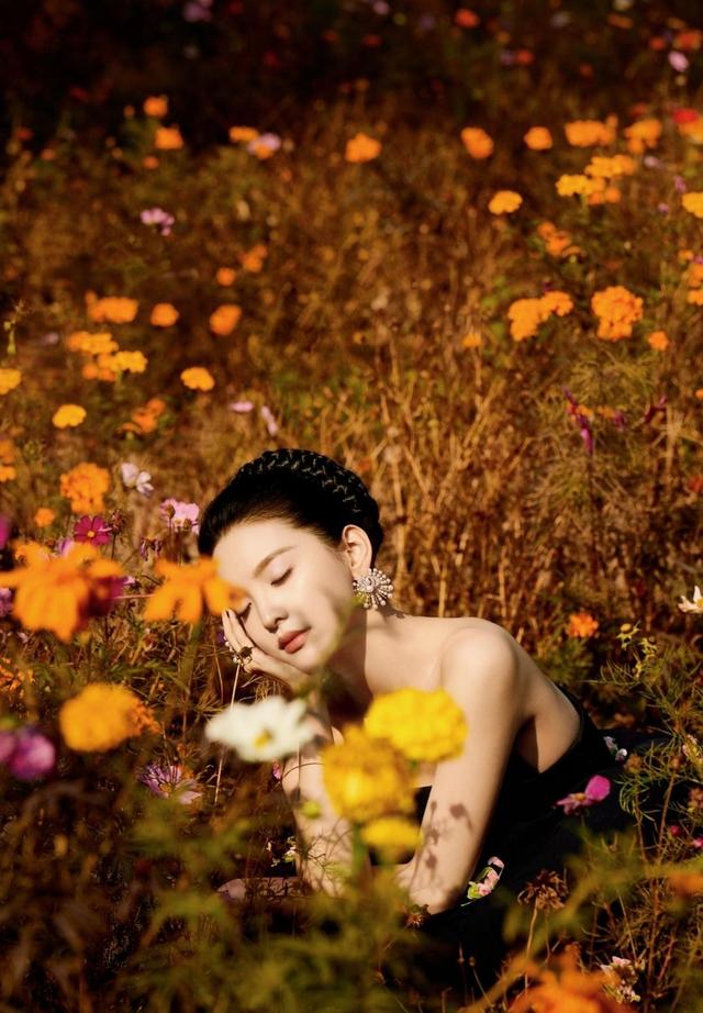 章若楠一字肩裙装美翻天，白皙肌肤晶莹剔透，摄影师捕捉童话瞬间