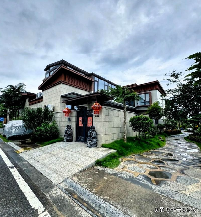 再有钱有啥用？68岁赵本山近况曝光，三人打伞伺候，女儿成心头病