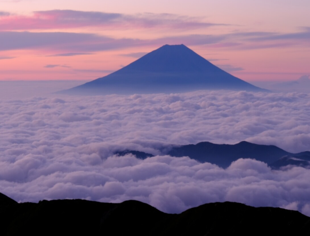 日本一网友登山后夜宿山顶，随手一张照片引爆日网：离谱又震撼…
