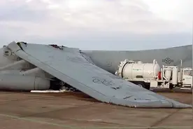 砰的一声，运20机翼断裂！画面首次公开，飞机不是越结实越好？图片