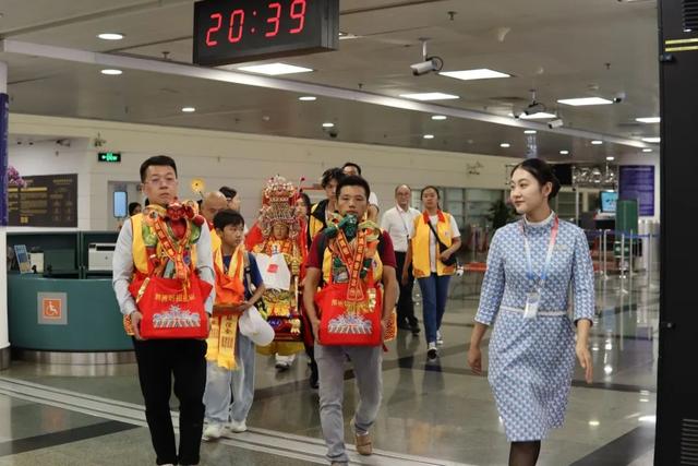 妈祖乘飞机飞往巴黎：两尊神像启程赴法开启中法文化交流新篇章
