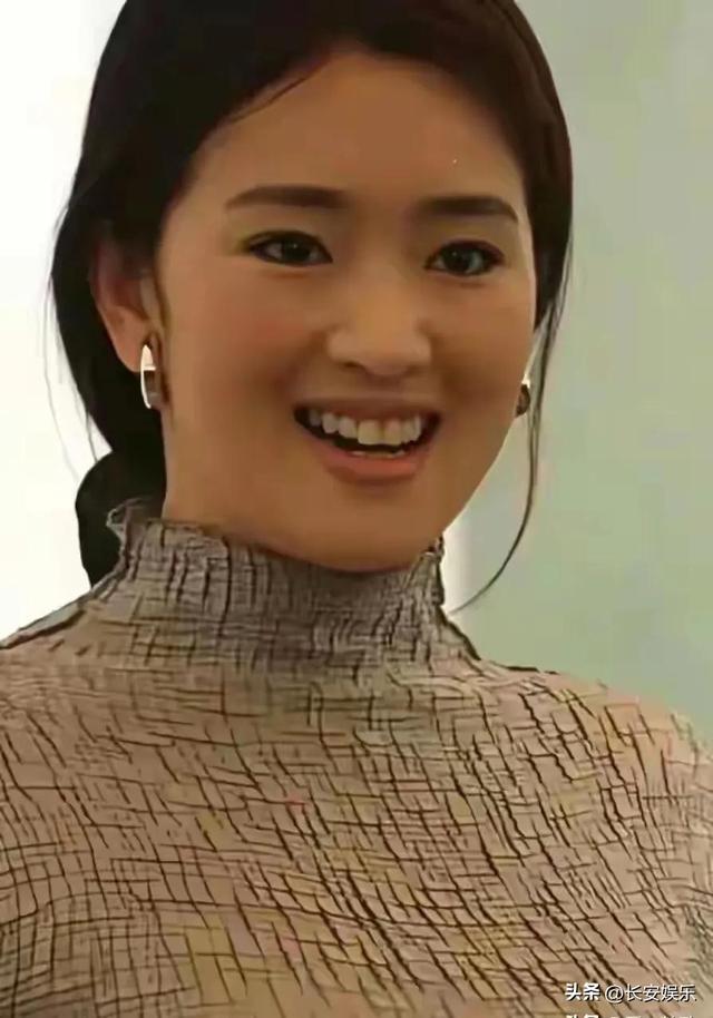 天呐！巩俐这身材简直没谁了 这胸围简直叫到肚脐了 状态也是十足