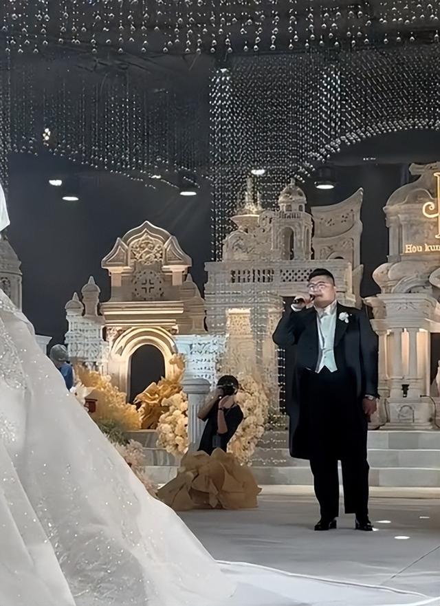 离婚一个月后再看猴哥与前妻，一个开始找下家，一个“名声扫地”