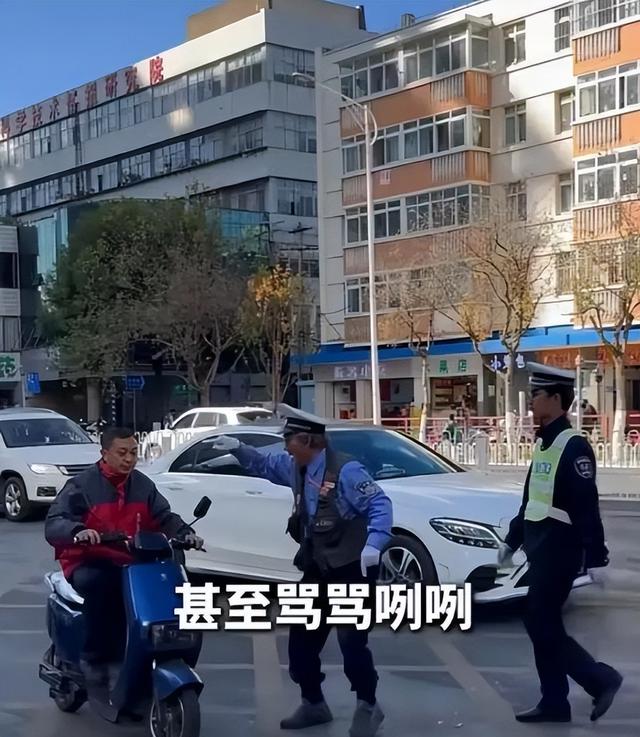 昆明1男子假扮交警35年，每天在街头骂骂咧咧，竟被全城点赞！
