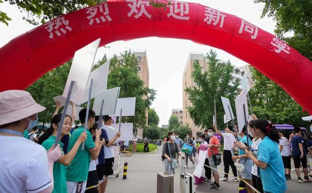 “不录取又何必羞辱我”！女孩被云南大学3字劝退，瞬间破防大哭
