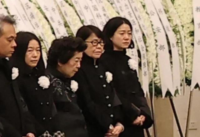 翁帆出现在葬礼！着黑色衣裳站在首位，双眼哭肿，送丈夫最后一程