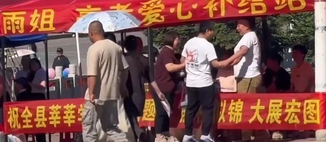 东北雨姐近况曝光，穿8999元裤子买手机，坐台阶上抽烟姿势豪迈