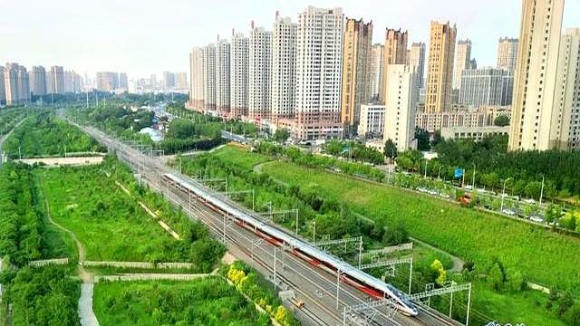 时速350公里高标运行。这条从北京发车的高铁今夏超火爆