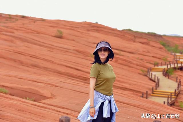 朱茵：榆林波浪谷游玩，夫黄贯中罕现身