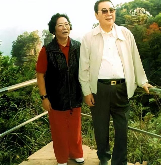 李鹏总理年轻时有多帅？1959年在吉林留影，31岁玉树临风气质不凡