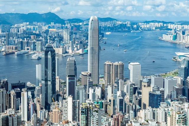30年前，香港GDP是上海的6倍，新加坡GDP是上海的3倍，现在呢