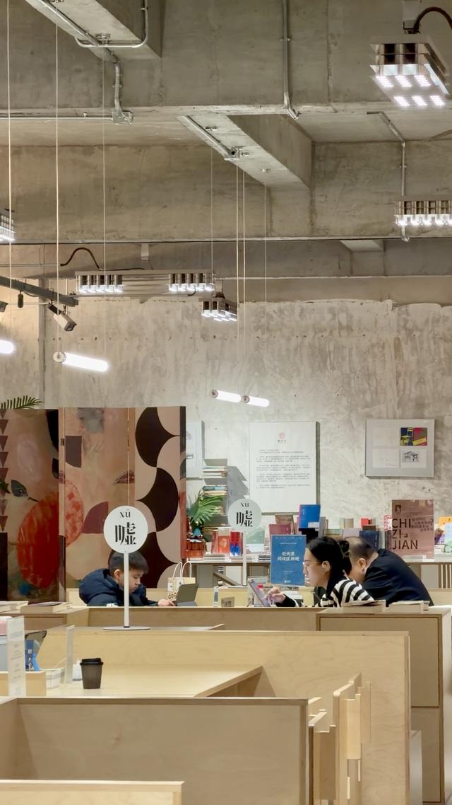 老街书店添趣味 夜读打卡新地标