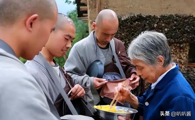 他用八年时间徒步走到拉萨，七步一叩首，7400里，竟磕出“天眼”