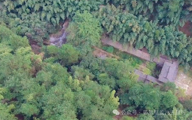 重庆山谷中荒废的景区，杂草丛生空无一人，探险者忠告别一个人来