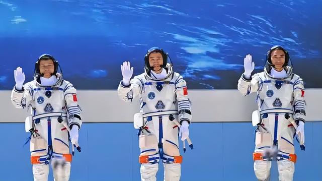 牛！顶住了空间碎片撞击，神舟二十准备返回：或带回国宝级航天服