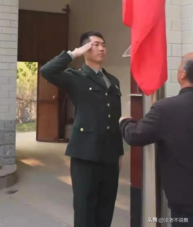 “最帅升旗手”张自轩被骂惨了！面对争议，他用一句话来回应