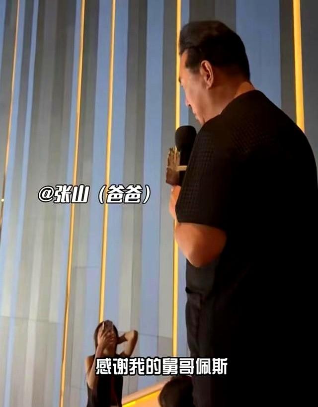 陈佩斯妹妹一家捧场《戏台》，外甥女颜值很高，妹妹张山气质不菲