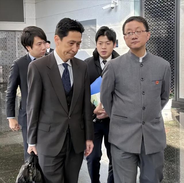 高市还没道歉，日本要求中国解释双手插兜	，中方回应