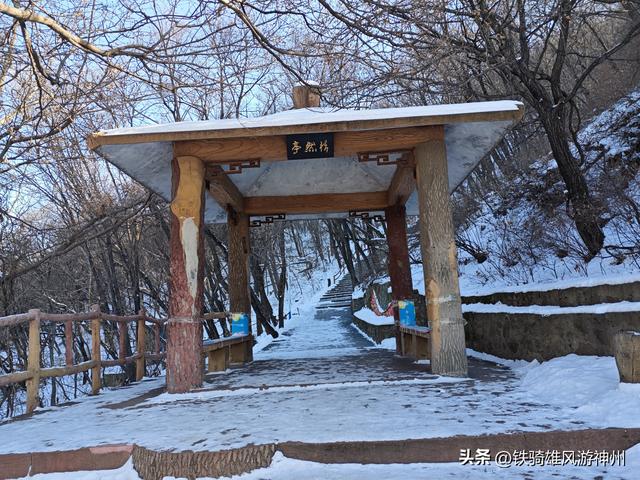 春节快到了，本溪动植物园开始在大门口塑冰雕了