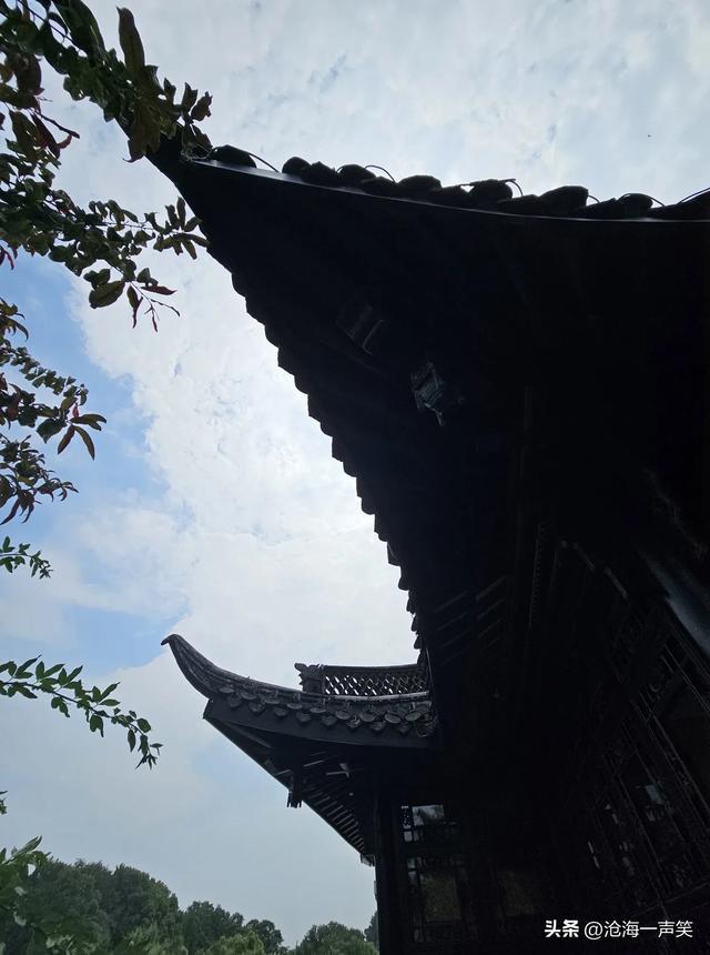 扬州廋西湖，河水，凉亭，假山，小桥，行人，一步一景，步步皆景