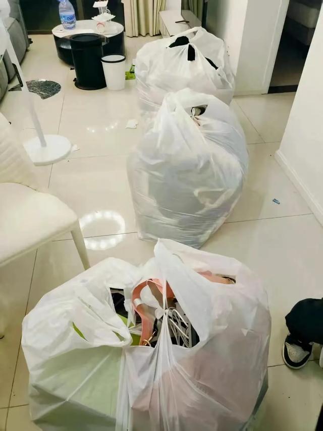 女子欠租被扔内衣内裤!正脸曝光肤白貌美,网友一边倒:不怪房东
