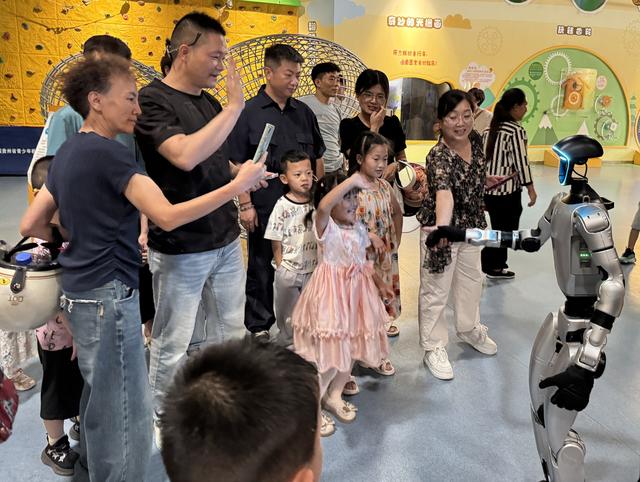 炫酷！带上小朋友去遵义市科技馆，看机器人表演咯！