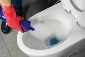 马桶没有堵塞但冲不下去是怎么回事？图片