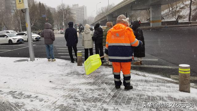 2025年北京冬天第一场雪后随手拍的小情小景，打动您了吗