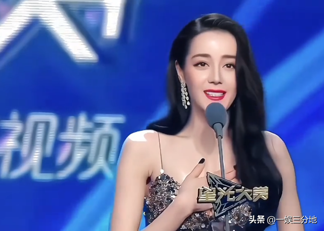 北京红毯，摔跤、独眼龙造型、礼服搭棉鞋	，走秀反成大型灾难现场