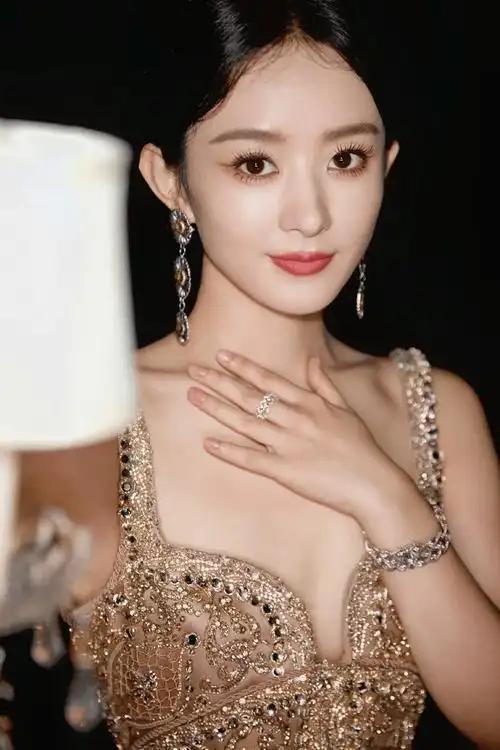 离婚四年，38岁赵丽颖再次官宣喜讯，成为冯绍峰高攀不起的存在！