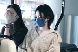 王菲带小女儿现身机场，母女俩气场强大，粉丝曝李嫣做手术的细节图片