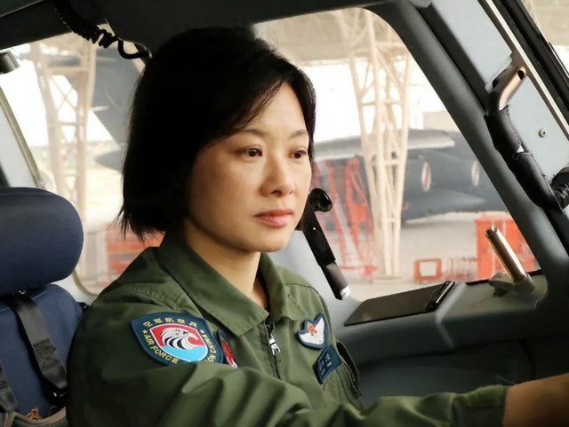 阅兵女机长身份曝光！私生活被扒牺牲太大，老公不简单，央视点名