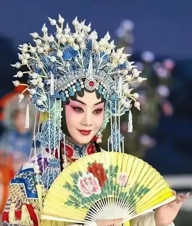 至今未婚未育，身边却有男人陪了近27年！59岁的她才是真人间清醒