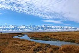 龙仁青：青海湖畔不周山图片