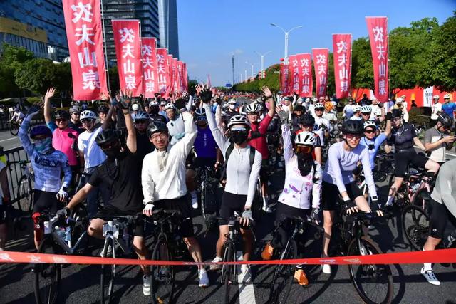 刚刚！“爱我英雄城 骑行阅赣江”活动鸣枪开骑！