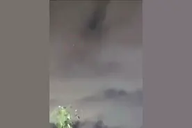 西安成都夜空相继出现“条状不明飞行物”？ 专家解读真相图片