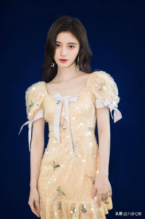 陪玩陪睡根本不够！认干爹、舔手指	，背地里的阴暗让人想象不到