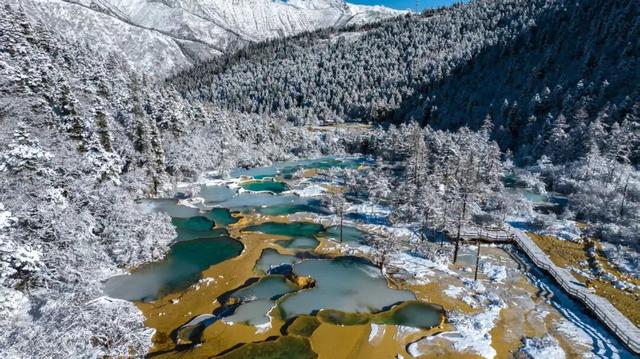 瑶池仙境入画来！黄龙的冬日，每一帧都是大片🤩