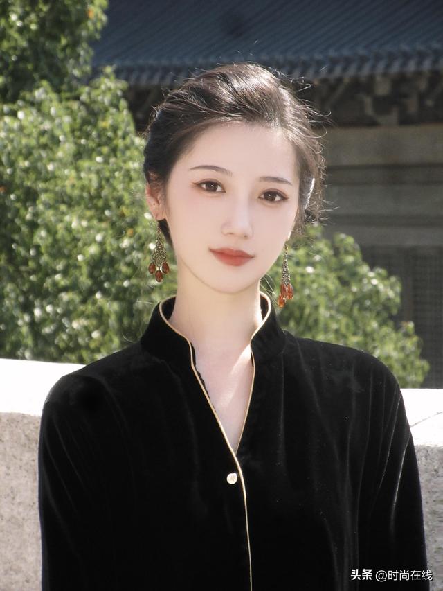 青海一校花	，青春靓丽，五官精致，身材高挑	，太迷人了！