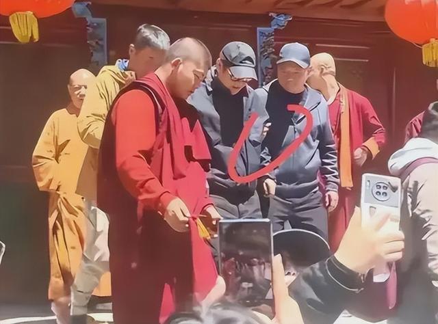 62岁李连杰回应噩耗，手术过程佛珠不离手，聊天记录透露更多细节