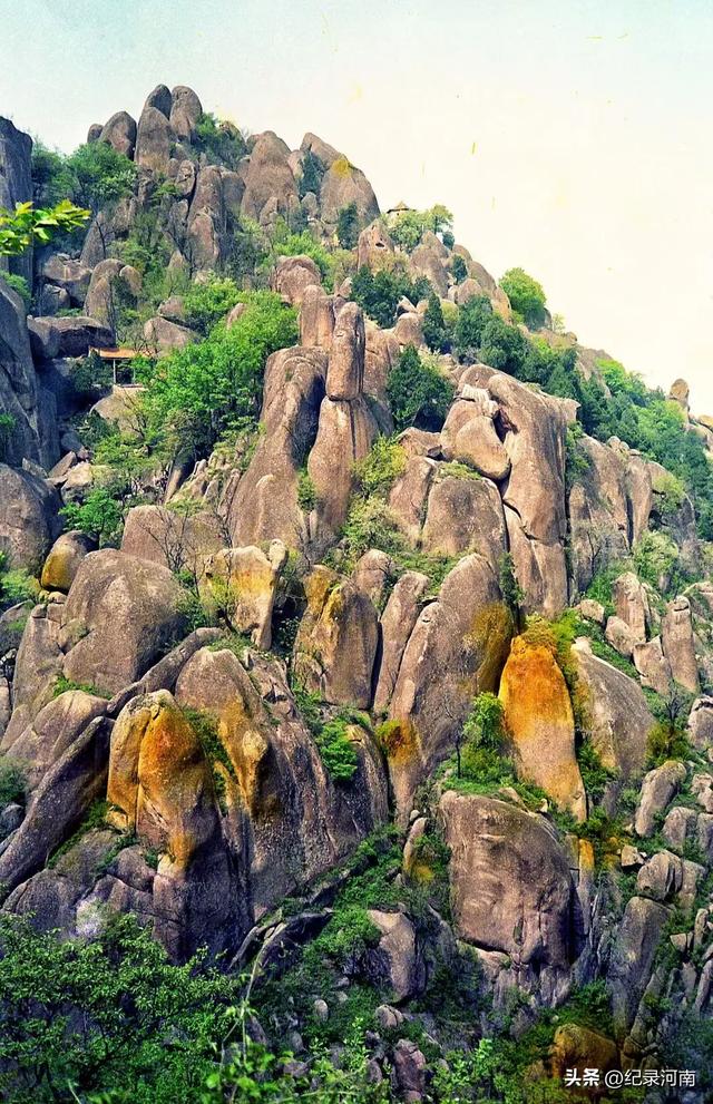 1998年4月18日拍摄的嵖岈山。27年前，嵖岈山还是原生态的山