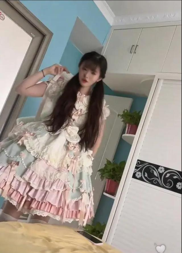 穿这裙子不累吗？湖南一女生穿洛丽塔逛街，妈妈：我也不敢问