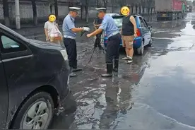 上党交警：车辆深陷泥潭，民警暖心救援！图片