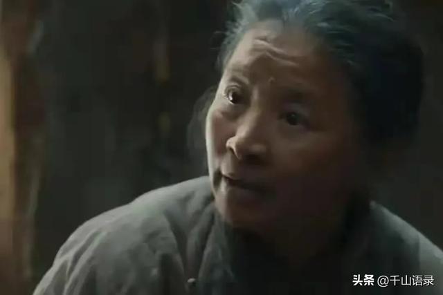 66岁迟蓬素颜被偶遇！穿洞洞鞋似邻居，《生万物》演技获赞