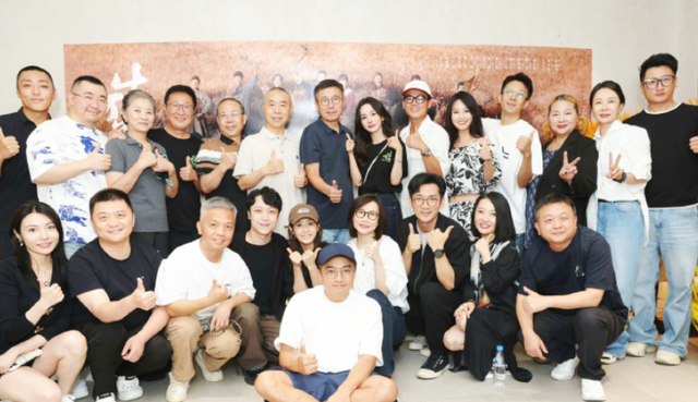 《生万物》庆功宴：迟蓬林永健靠边，杨幂紧挨资方，C位让人意外