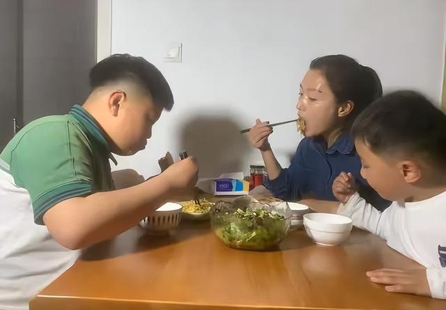 青岛母子3人晚餐，晒圈火了，网友：太寒碜了，猪看了都摇头！