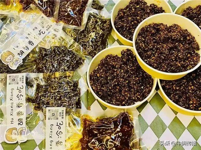 文旅消费再添“王炸”！内江商贸城星光夜市炫彩开街——