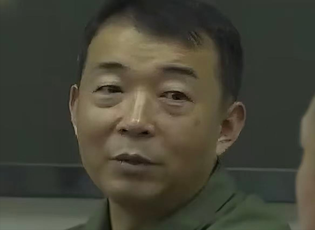 阅兵女机长身份曝光，私生活被揭露，付出牺牲，丈夫身份引关注。